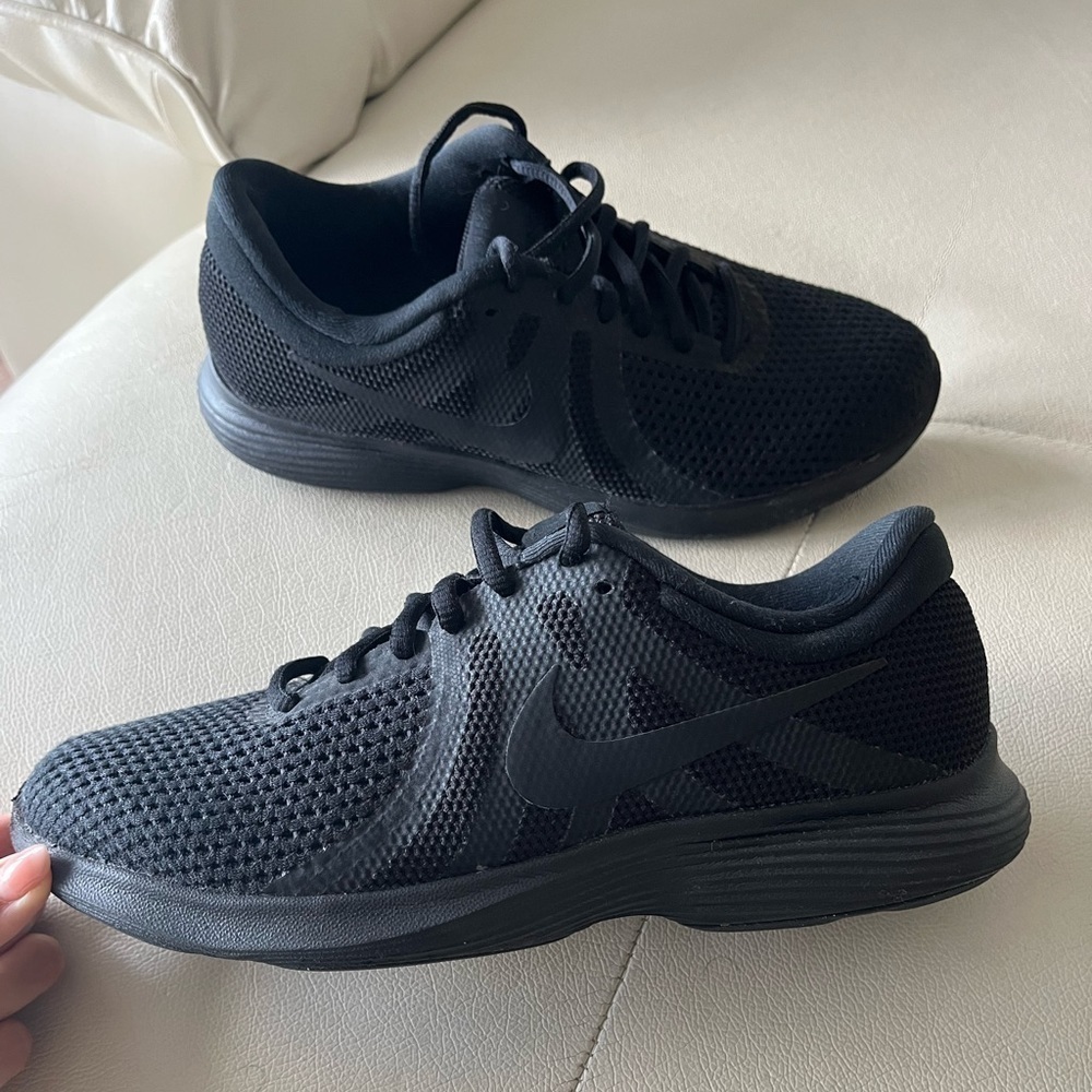 Nike Men's Revolution 4 Running Shoe Sneakers Size: 6